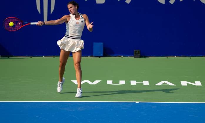 (241009) -- WUHAN, Oct. 9, 2024 -- Emma Navarro hits a return during the women s singles round of 32 match between Magdalena Frech of Poland and Emma Navarro of the United States at the 2024 Wuhan Open tennis tournament in Wuhan, capital of central China s Hubei Province, Oct. 9, 2024. ) (SP)CHINA-WUHAN-TENNIS-WUHAN OPEN-WOMEN S SINGLES(CN) HuxJingwen 