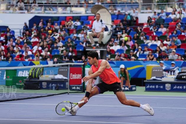 (241009) -- SHANGHAI, Oct. 9, 2024 -- Carlos Alcaraz hits a return during the men s singles round of 16 match between Carlos Alcaraz of Spain and Gael Monfils of France at the ATP, Tennis Herren World Tour Shanghai Masters tennis tournament in Shanghai, east China, Oct. 9, 2024. ) (SP)CHINA-SHANGHAI-TENNIS-ATP TOUR-SHANGHAI MASTERS(CN) XuxYanan 