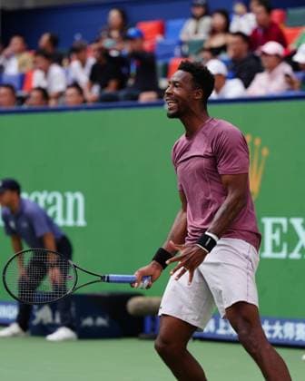 (241009) -- SHANGHAI, Oct. 9, 2024 -- Gael Monfils reacts during the men s singles round of 16 match between Carlos Alcaraz of Spain and Gael Monfils of France at the ATP, Tennis Herren World Tour Shanghai Masters tennis tournament in Shanghai, east China, Oct. 9, 2024. ) (SP)CHINA-SHANGHAI-TENNIS-ATP TOUR-SHANGHAI MASTERS(CN) XuxYanan 