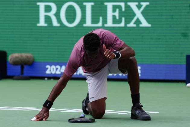 (241009) -- SHANGHAI, Oct. 9, 2024 -- Gael Monfils gestures after falling down during the men s singles round of 16 match between Carlos Alcaraz of Spain and Gael Monfils of France at the ATP, Tennis Herren World Tour Shanghai Masters tennis tournament in Shanghai, east China, Oct. 9, 2024. ) (SP)CHINA-SHANGHAI-TENNIS-ATP TOUR-SHANGHAI MASTERS(CN) XuxYanan 