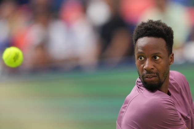 (241009) -- SHANGHAI, Oct. 9, 2024 -- Gael Monfils hits a return during the men s singles round of 16 match between Carlos Alcaraz of Spain and Gael Monfils of France at the ATP, Tennis Herren World Tour Shanghai Masters tennis tournament in Shanghai, east China, Oct. 9, 2024. ) (SP)CHINA-SHANGHAI-TENNIS-ATP TOUR-SHANGHAI MASTERS(CN) XuxYanan 