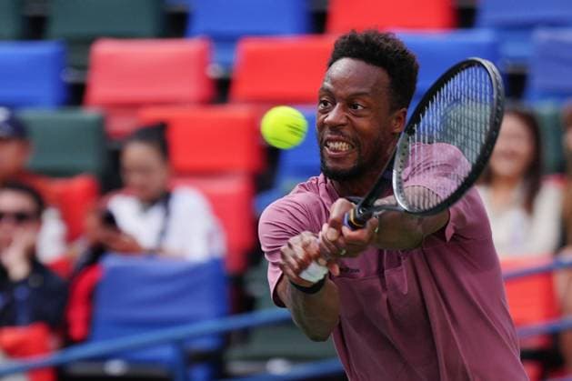 (241009) -- SHANGHAI, Oct. 9, 2024 -- Gael Monfils hits a return during the men s singles round of 16 match between Carlos Alcaraz of Spain and Gael Monfils of France at the ATP, Tennis Herren World Tour Shanghai Masters tennis tournament in Shanghai, east China, Oct. 9, 2024. ) (SP)CHINA-SHANGHAI-TENNIS-ATP TOUR-SHANGHAI MASTERS(CN) XuxYanan 