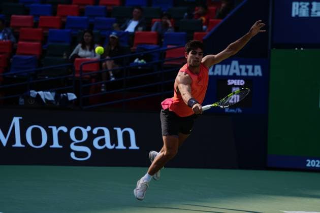 (241009) -- SHANGHAI, Oct. 9, 2024 -- Carlos Alcaraz hits a return during the men s singles round of 16 match between Carlos Alcaraz of Spain and Gael Monfils of France at the ATP, Tennis Herren World Tour Shanghai Masters tennis tournament in Shanghai, east China, Oct. 9, 2024. ) (SP)CHINA-SHANGHAI-TENNIS-ATP TOUR-SHANGHAI MASTERS(CN) XuxYanan 