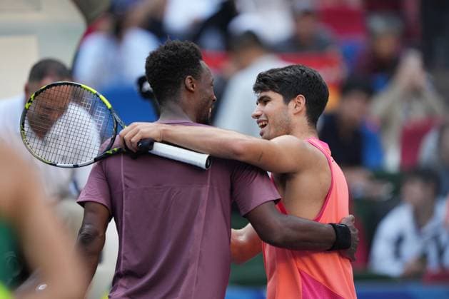 (241009) -- SHANGHAI, Oct. 9, 2024 -- Carlos Alcaraz (R) and Gael Monfils greet each other after the men s singles round of 16 match between Carlos Alcaraz of Spain and Gael Monfils of France at the ATP, Tennis Herren World Tour Shanghai Masters tennis tournament in Shanghai, east China, Oct. 9, 2024. ) (SP)CHINA-SHANGHAI-TENNIS-ATP TOUR-SHANGHAI MASTERS(CN) XuxYanan 