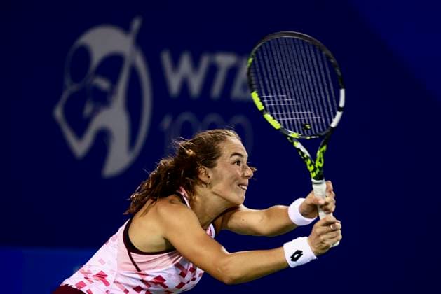 WUHAN, CHINA - OCTOBER 09: Lucia Bronzetti of Italy competes in the Women s Singles Round of 32 match against Wang Xinyu of China on day five of 2024 Wuhan Open at Optics Valley International Tennis Center on October 9, 2024 in Wuhan, Hubei Province of China.  Copyright: xVCGx 111522766509