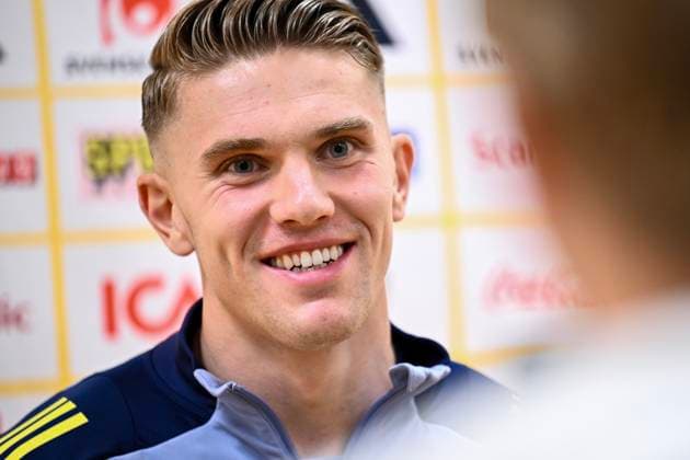 SOLNA, SWEDEN 20241009 Viktor Gyökeres talks to journalists during the mens soccer mixed zone at Strawberry Arena on Wednesday, ahead of the Nations League matches against Slovakia and Estonia SOLNA SWEDEN x10090x  Copyright: xClaudioxBresciani TTx FOTBOLLSLANDSLAGET HAR MIXAD ZON