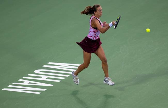 (241009) -- WUHAN, Oct. 9, 2024 -- Lucia Bronzetti hits a return during the women s singles round of 32 match between Wang Xinyu of China and Lucia Bronzetti of Italy at the 2024 Wuhan Open tennis tournament in Wuhan, capital of central China s Hubei Province, Oct. 9, 2024. ) (SP)CHINA-WUHAN-TENNIS-WUHAN OPEN-WOMEN S SINGLES(CN) HuxJingwen 