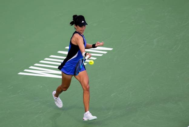 (241009) -- WUHAN, Oct. 9, 2024 -- Wang Xinyu hits a return during the women s singles round of 32 match between Wang Xinyu of China and Lucia Bronzetti of Italy at the 2024 Wuhan Open tennis tournament in Wuhan, capital of central China s Hubei Province, Oct. 9, 2024. ) (SP)CHINA-WUHAN-TENNIS-WUHAN OPEN-WOMEN S SINGLES(CN) HuxJingwen 