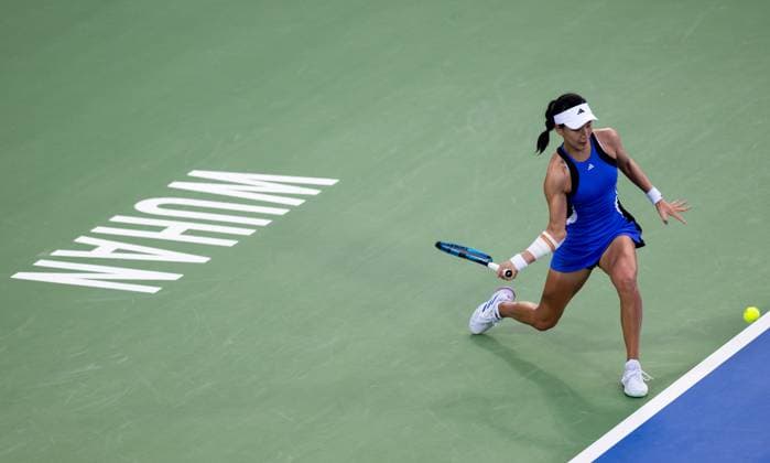 (241009) -- WUHAN, Oct. 9, 2024 -- Wang Xinyu hits a return during the women s singles round of 32 match between Wang Xinyu of China and Lucia Bronzetti of Italy at the 2024 Wuhan Open tennis tournament in Wuhan, capital of central China s Hubei Province, Oct. 9, 2024. ) (SP)CHINA-WUHAN-TENNIS-WUHAN OPEN-WOMEN S SINGLES(CN) HuxJingwen 