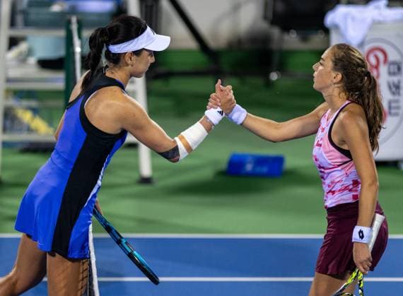 (241009) -- WUHAN, Oct. 9, 2024 -- Wang Xinyu (R) greets Lucia Bronzetti after the women s singles round of 32 match between Wang Xinyu of China and Lucia Bronzetti of Italy at the 2024 Wuhan Open tennis tournament in Wuhan, capital of central China s Hubei Province, Oct. 9, 2024. ) (SP)CHINA-WUHAN-TENNIS-WUHAN OPEN-WOMEN S SINGLES(CN) HuxJingwen 