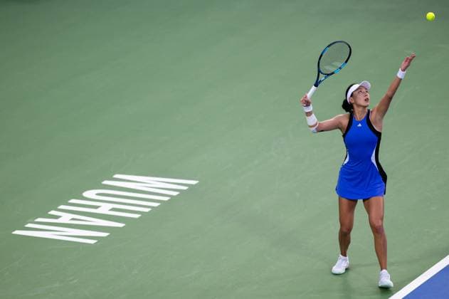 (241009) -- WUHAN, Oct. 9, 2024 -- Wang Xinyu serves during the women s singles round of 32 match between Wang Xinyu of China and Lucia Bronzetti of Italy at the 2024 Wuhan Open tennis tournament in Wuhan, capital of central China s Hubei Province, Oct. 9, 2024. ) (SP)CHINA-WUHAN-TENNIS-WUHAN OPEN-WOMEN S SINGLES(CN) HuxJingwen 
