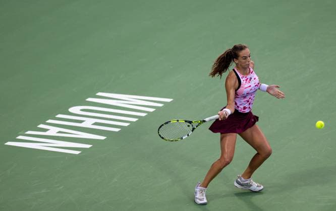 (241009) -- WUHAN, Oct. 9, 2024 -- Lucia Bronzetti hits a return during the women s singles round of 32 match between Wang Xinyu of China and Lucia Bronzetti of Italy at the 2024 Wuhan Open tennis tournament in Wuhan, capital of central China s Hubei Province, Oct. 9, 2024. ) (SP)CHINA-WUHAN-TENNIS-WUHAN OPEN-WOMEN S SINGLES(CN) HuxJingwen 