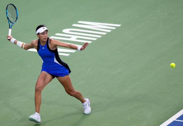 (241009) -- WUHAN, Oct. 9, 2024 -- Wang Xinyu hits a return during the women s singles round of 32 match between Wang Xinyu of China and Lucia Bronzetti of Italy at the 2024 Wuhan Open tennis tournament in Wuhan, capital of central China s Hubei Province, Oct. 9, 2024. ) (SP)CHINA-WUHAN-TENNIS-WUHAN OPEN-WOMEN S SINGLES(CN) HuxJingwen 