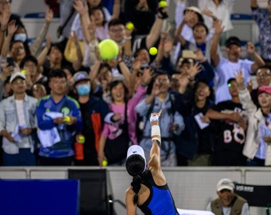 (241009) -- WUHAN, Oct. 9, 2024 -- Wang Xinyu interacts with fans after the women s singles round of 32 match between Wang Xinyu of China and Lucia Bronzetti of Italy at the 2024 Wuhan Open tennis tournament in Wuhan, capital of central China s Hubei Province, Oct. 9, 2024. ) (SP)CHINA-WUHAN-TENNIS-WUHAN OPEN-WOMEN S SINGLES(CN) HuxJingwen 
