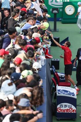 (241009) -- SHANGHAI, Oct. 9, 2024 -- Daniil Medvedev signs for fans after the men s singles round of 16 match between Daniil Medvedev of Russia and Stefanos Tsitsipas of Greece at the ATP, Tennis Herren World Tour Shanghai Masters tennis tournament in Shanghai, east China, Oct. 9, 2024. ) (SP)CHINA-SHANGHAI-TENNIS-ATP TOUR-SHANGHAI MASTERS(CN) BaixXuefei 