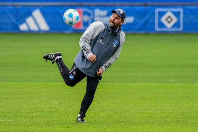 Coach Steffen Baumgart HSV on the ball Germany , Hamburg , Training ground at Volksparkstadion , Football , 2 Bundesliga , Training of Hamburger SV