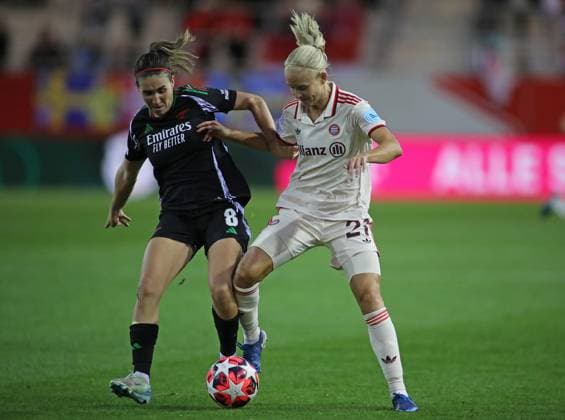 Munich, Germany, 09 October 2024 Soccer, Women, Champions League, Matchday 1, Season 2024 2025, FC Bayern Munich FC Arsenal, Campus Mariona Caldentey FC Arsenal left with Pernille Harder FC Bayern Munich right 9in a duel for the ball, Attack