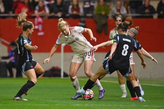 Carolin SIMON FCB , action,duel FC Bayern Muenchen FC Arsenal Football Womens Champions League on 09 10 2024 FC BAYERN CAMPUS