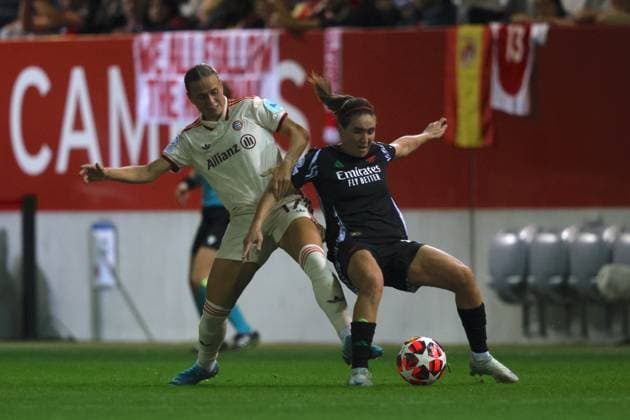 Bayerns 17 Klara BUEHL BÜHL vs Arsenals 8 WILLIAMSON Womens Football Bayern Arsenal on 9 10 2024, in Munich, Germany, F C B A Y E R N C A M P U S Womens Football UEFA Champions League, FC Bayern Muenchen FC Arsenal London, Group Stage 1 Matchday, Season 2024 2025 Source Copyright Credit Oryk HAIST xFRAUENFUSSBALL-BAYERN-ARSENALx
