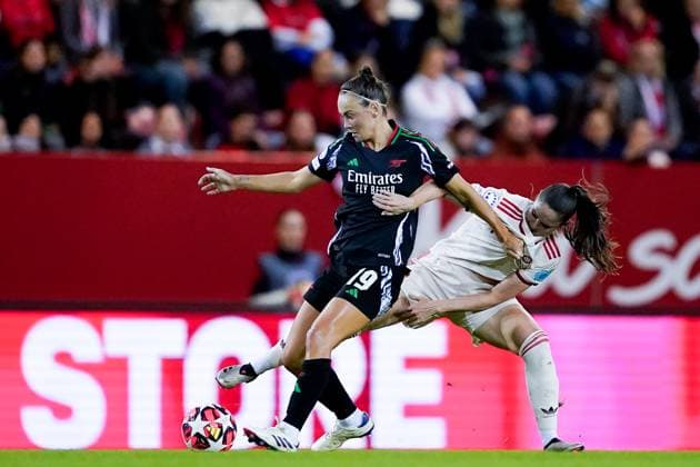 Munich, Germany, October 9th 2024: Caitlin Foord (19 Arsenal) and Sarah Zadrazil (25 FC Bayern Munich) battle for the ball (duel) during the UEFA Womens Champions League Group stage football match between FC Bayern Munich and Arsenal FC at FC Bayern Campus in Munich, Germany. (Daniela Porcelli SPP) Copyright: xDanielaxPorcellix xSPPx spp-en-DaPoSp-20241009-_DP13526