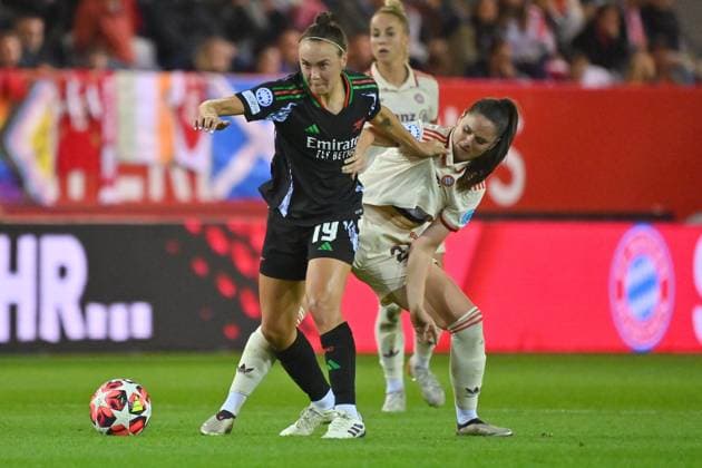 Caitlin FOORD ARS , action,duel against Sarah ZADRAZIL FCB , FC Bayern Muenchen FC Arsenal Womens Champions League on 09 10 2024 FC BAYERN CAMPUS