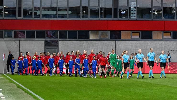 The teams enter the pitch led by Lina Lehtovaara Referee Referee GER, FC Bayern Muenchen vs Arsenal WFC, Football, UEFA Womens Champions League, Group C, Matchday 1, 2024 2025 Season, 09 10 2024 GER, FC Bayern Muenchen vs Arsenal WFC, Football, UEFA Womens Champions League, Group C, Matchday 1, 2024 2025 Season, 09 10 2024 Muenchen Copyright: xEibner-Pressefoto HeikexFeinerx EP_HFR