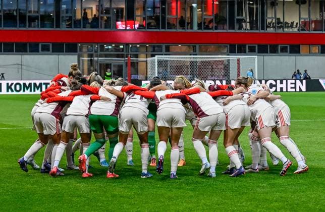 The Bayern women motivate themselves in the players circle for the match GER, FC Bayern Muenchen vs Arsenal WFC, Football, UEFA Womans Champions League, Group C, Matchday 1, 2024 2025 season, 09 10 2024 GER, FC Bayern Muenchen vs Arsenal WFC, Football, UEFA Womans Champions League, Group C, Matchday 1, 2024 2025 season, 09 10 2024 Muenchen Copyright: xEibner-Pressefoto HeikexFeinerx EP_HFR