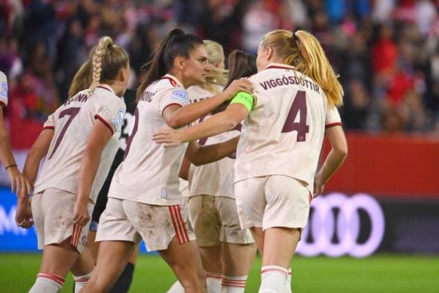collective goal celebration around Glodis Perla VIGGOSDOTTIR FCB,re after goal to 1 1 with Jovana DAMNJANOVIC FCB , Giulia GWINN FCB , cheering,joy,enthusiasm,action FC Bayern Muenchen FC Arsenal Womens Champions League on 09 10 2024 FC BAYERN CAMPUS