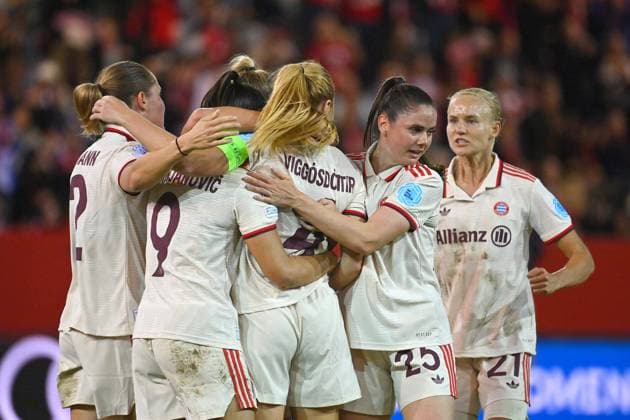 collective goal celebration around Glodis Perla VIGGOSDOTTIR FCB,4 after goal to 1 1 with from left Sydney LOHMANN FCB , Jovana DAMNJANOVIC FCB , right Sarah ZADRAZIL FCB , Pernile HARDER FCB , cheering,joy,enthusiasm,action FC Bayern Muenchen FC Arsenal Womens Champions League on 09 10 2024 FC BAYERN CAMPUS