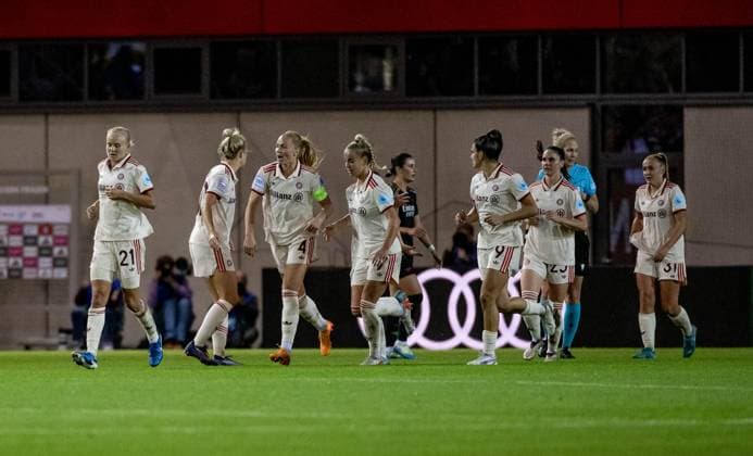 The Bayern players celebrate with Glodis Perla Viggosdottir FC Bayern Muenchen Frauen, 4 their goal to equalize 1 1 GER, FC Bayern Muenchen vs Arsenal WFC, Football, UEFA Womans Champions League, Group C, Matchday 1, 2024 2025 season, 09 10 2024 GER, FC Bayern Muenchen vs Arsenal WFC, Football, UEFA Womans Champions League, Group C, Matchday 1, 2024 2025 season, 09 10 2024 Muenchen Copyright: xEibner-Pressefoto HeikexFeinerx EP_HFR