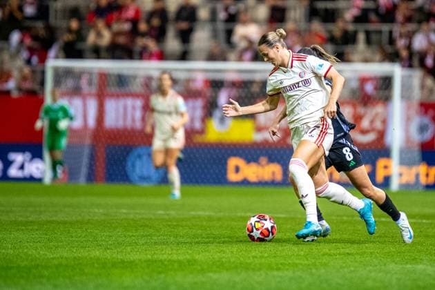 Klara Bühl 17 FC Bayern and Mariona Caldentey 8 Arsenal in action at the UEFA Womens Champions League match FC Bayern Munich Arsenal Women Football Club on 09 10 2024