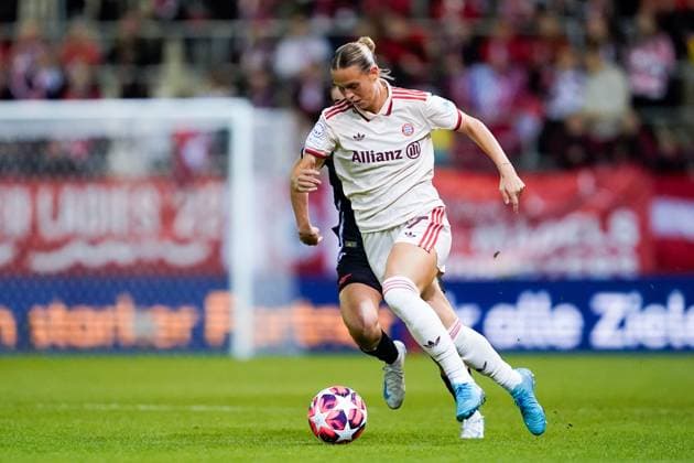 Munich, Germany, October 9th 2024: Klara Buehl (17 FC Bayern Munich) controls the ball during the UEFA Womens Champions League Group stage football match between FC Bayern Munich and Arsenal FC at FC Bayern Campus in Munich, Germany. (Daniela Porcelli SPP) Copyright: xDanielaxPorcellix xSPPx spp-en-DaPoSp-20241009-_DP13513
