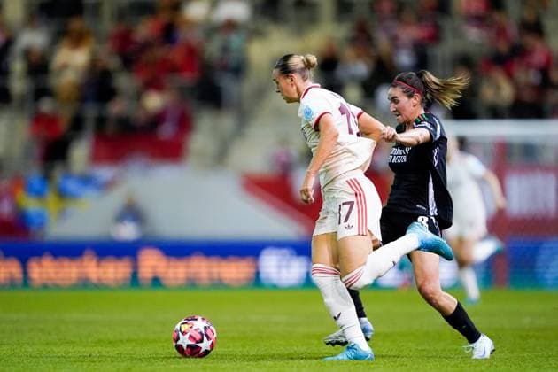Munich, Germany, October 9th 2024: Klara Buhl (17 FC Bayern Munich) and Mariona Caldentey (8 Arsenal) battle for the ball (duel) during the UEFA Womens Champions League Group stage football match between FC Bayern Munich and Arsenal FC at FC Bayern Campus in Munich, Germany. (Daniela Porcelli SPP) Copyright: xDanielaxPorcellix xSPPx spp-en-DaPoSp-20241009-_DP13517