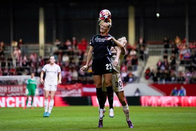 Munich, Germany, October 9th 2024: Stina Blackstenius (25 Arsenal) and Carolin Simon (30 FC Bayern Munich) go up for a header during the UEFA Womens Champions League Group stage football match between FC Bayern Munich and Arsenal FC at FC Bayern Campus in Munich, Germany. (Daniela Porcelli SPP) Copyright: xDanielaxPorcellix xSPPx spp-en-DaPoSp-20241009-_DP22187