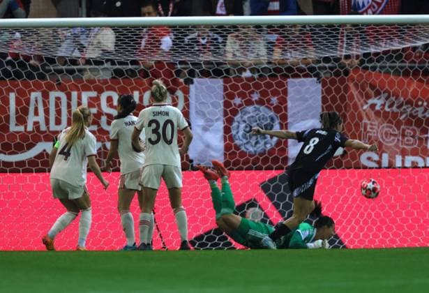 Arsenals 8 CALDENTEY scores to make it 0 1 Womens football Bayern Arsenal on 9 10 2024, in Munich, Germany, F C B A Y E R N C A M P U S Womens football UEFA Champions League, FC Bayern Muenchen FC Arsenal London, Group Stage 1 Matchday, Season 2024 2025 Source Copyright Credit Oryk HAIST xFRAUENFUSSBALL-BAYERN-ARSENALx