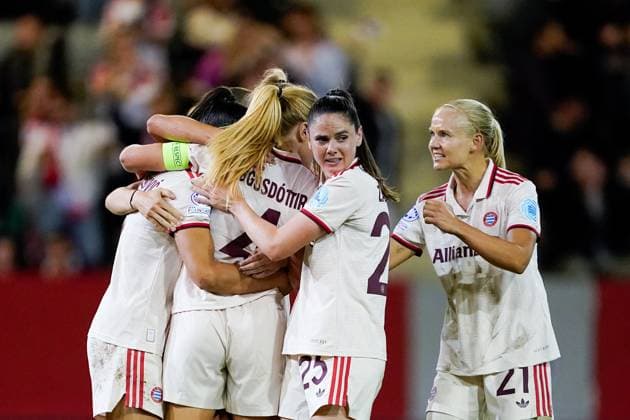 Munich, Germany, October 9th 2024: Glodis Viggosdottir (4 FC Bayern Munich) celebrates with teammates after scoring her teams first goal during the UEFA Womens Champions League Group stage football match between FC Bayern Munich and Arsenal FC at FC Bayern Campus in Munich, Germany. (Daniela Porcelli SPP) Copyright: xDanielaxPorcellix xSPPx spp-en-DaPoSp-20241009-_DP13661-2-2