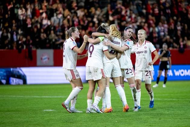 Glodis Perla Viggosdottir FC Bayern Muenchen, 04 , Jovana Damnjanovic FC Bayern Muenchen, 09 , Sydney Lohmann FC Bayern Muenchen, 12 , Sarah Zadrazil FC Bayern Muenchen, 25 , Pernille Harder FC Bayern Muenchen, 21 and team celebrate the goal for 1 1, GER, FC Bayern Muenchen vs Arsenal WFC, Football UEFA Women™s Champions League, Group C, Matchday 1, 2024 2025 season, 09 10 2024 GER, FC Bayern Muenchen vs Arsenal WFC, Football UEFA Women™s Champions League, Matchday 1, 2024 2025 season, 09 10 2024 Muenchen Copyright: xEibner-Pressefoto Memmlerx EP_MMR