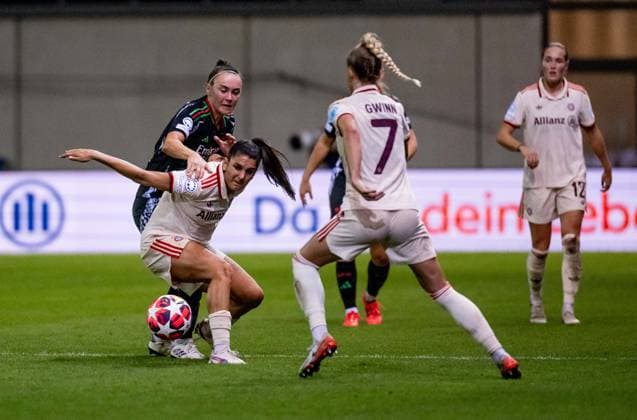 Battle for the ball by Caitlin Foord Arsenal Woman FC, 19 with Jovana Damnjanovic FC Bayern Muenchen Women, 9 and Giulia Gwinn FC Bayern Muenchen Women, 7 GER, FC Bayern Muenchen vs Arsenal WFC, Football, UEFA Womans Champions League, Group C, Matchday 1, Season 2024 2025, 09 10 2024 GER, FC Bayern Muenchen vs Arsenal WFC, Football, UEFA Womans Champions League, Group C, Matchday 1, Season 2024 2025, 09 10 2024 Muenchen Copyright: xEibner-Pressefoto HeikexFeinerx EP_HFR