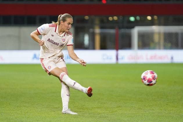 Sydney Lohmann 12 FC Bayern in action at the UEFA Womens Champions League match FC Bayern Munich Arsenal Women Football Club on 09 10 2024