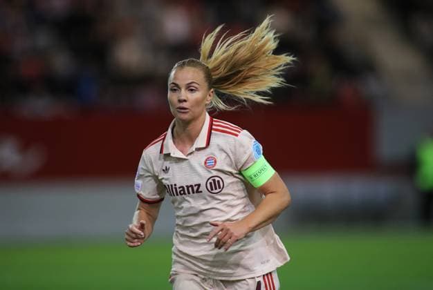 Munich, Germany, 09 October 2024 Soccer, Women, Champions League, Matchday 1, Season 2024 2025, FC Bayern Munich FC Arsenal, Campus Glodis Perla Viggosdottir FC Bayern Munich Head, upper body, captains armband while running