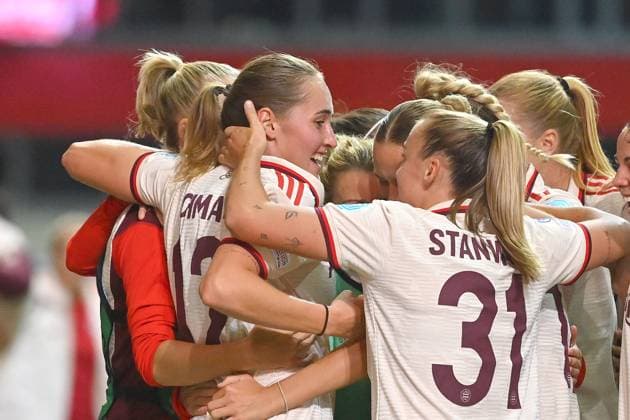 collective goal celebration around Sydney LOHMANN FCB,left after goal to 2 1,,Action FC Bayern Muenchen FC Arsenal Womens Champions League on 09 10 2024 FC BAYERN CAMPUS