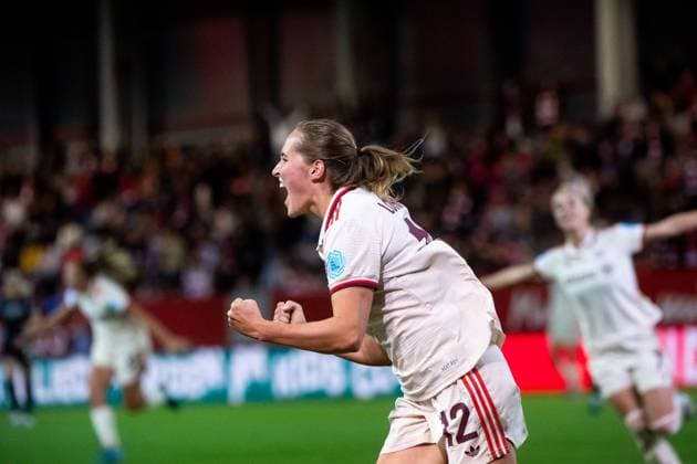 Sydney Lohmann FC Bayern Muenchen, 12 celebrates the goal for 2 1, behind her Giulia Gwinn FC Bayern Muenchen, 07 , GER, FC Bayern Muenchen vs Arsenal WFC, Football UEFA Women™s Champions League, Group C, Matchday 1, 2024 2025 season, 09 10 2024 GER, FC Bayern Muenchen vs Arsenal WFC, Football UEFA Women™s Champions League, Matchday 1, 2024 2025 season, 09 10 2024 Muenchen Copyright: xEibner-Pressefoto Memmlerx EP_MMR