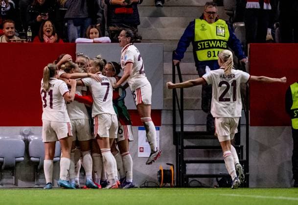 Munich women celebrate with Sydney Lohmann FC Bayern Muenchen Frauen, 12 her goal for 2 1 GER, FC Bayern Muenchen vs Arsenal WFC, Football, UEFA Womans Champions League, Group C, Matchday 1, 2024 2025 season, 09 10 2024 GER, FC Bayern Muenchen vs Arsenal WFC, Football, UEFA Womans Champions League, Group C, Matchday 1, 2024 2025 season, 09 10 2024 Muenchen Copyright: xEibner-Pressefoto HeikexFeinerx EP_HFR
