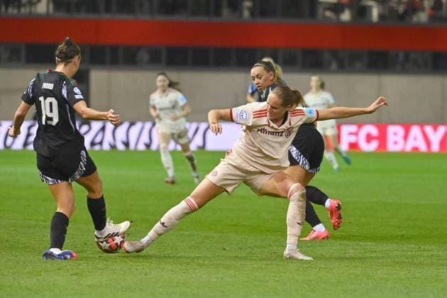 Sydney LOHMANN FCB , action,duel FC Bayern Muenchen FC Arsenal Womens Champions League on 09 10 2024 FC BAYERN CAMPUS