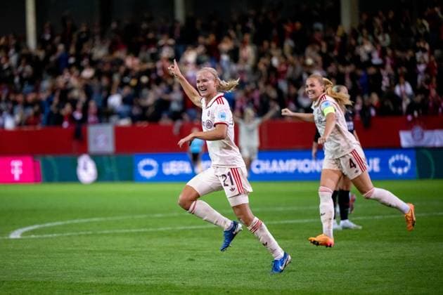 Pernille Harder FC Bayern Muenchen, 21 , Glodis Perla Viggosdottir FC Bayern Muenchen, 04 celebrating the goal for 4 2, GER, FC Bayern Muenchen vs Arsenal WFC, Football UEFA Women™s Champions League, Group C, Matchday 1, 2024 2025 season, 09 10 2024 GER, FC Bayern Muenchen vs Arsenal WFC, Football UEFA Women™s Champions League, Matchday 1, 2024 2025 season, 09 10 2024 Muenchen Copyright: xEibner-Pressefoto Memmlerx EP_MMR