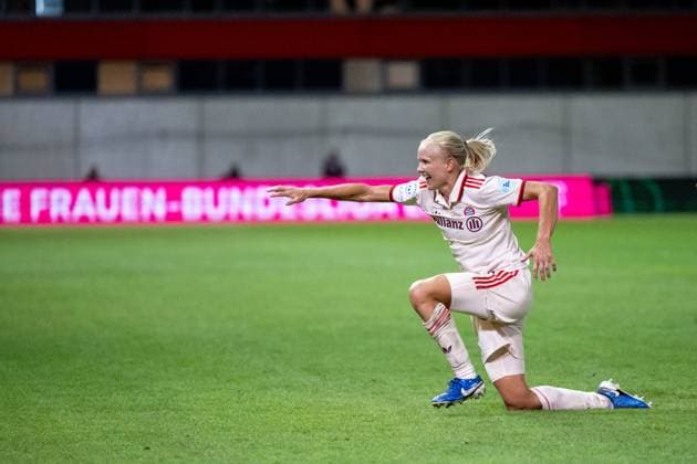 Sport Bilder des Tages Pernille Harder (FC Bayern Muenchen, 21) jubelt ueber das Tor zum 4:2, GER, FC Bayern Muenchen vs Arsenal WFC, Fussball UEFA Women™s Champions League, Gruppe C, 1. Spieltag, Saison 2024 2025, 09.10.2024 GER, FC Bayern Muenchen vs Arsenal WFC, Fussball UEFA Women™s Champions League, 1. Spieltag, Saison 2024 2025, 09.10.2024 Muenchen *** Pernille Harder FC Bayern Muenchen, 21 celebrates the goal for 4 2, GER, FC Bayern Muenchen vs Arsenal WFC, Football UEFA Women™s Champions League, Group C, Matchday 1, 2024 2025 season, 09 10 2024 GER, FC Bayern Muenchen vs Arsenal WFC, Football UEFA Women™s Champions League, Matchday 1, 2024 2025 season, 09 10 2024 Muenchen Copyright: xEibner-Pressefoto Memmlerx EP_MMR