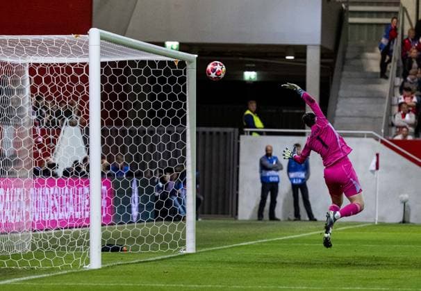 Manuela Zinsberger goalkeeper, Arsenal Woman FC, 01 has to accept the goal for 4 2 by Pernille Harder FC Bayern Muenchen Frauen, 21 , not in picture GER, FC Bayern Muenchen vs Arsenal WFC, Football, UEFA Womans Champions League, Group C, Matchday 1, Season 2024 2025, 09 10 2024 GER, FC Bayern Muenchen vs Arsenal WFC, Football, UEFA Womans Champions League, Group C, Matchday 1, Season 2024 2025, 09 10 2024 Muenchen Copyright: xEibner-Pressefoto HeikexFeinerx EP_HFR