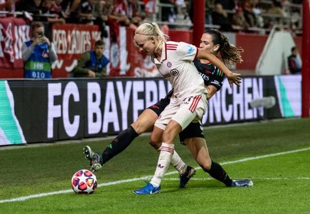 Player of the day Pernille Harder FC Bayern Muenchen Women, 21 in one-on-one battle for the ball with Laia Codina Panedas Arsenal Woman FC, 05 GER, FC Bayern Muenchen vs Arsenal WFC, Football, UEFA Womans Champions League, Group C, Matchday 1, 2024 2025 season, 09 10 2024 GER, FC Bayern Muenchen vs Arsenal WFC, Football, UEFA Womans Champions League, Group C, Matchday 1, 2024 2025 season, 09 10 2024 Muenchen Copyright: xEibner-Pressefoto HeikexFeinerx EP_HFR