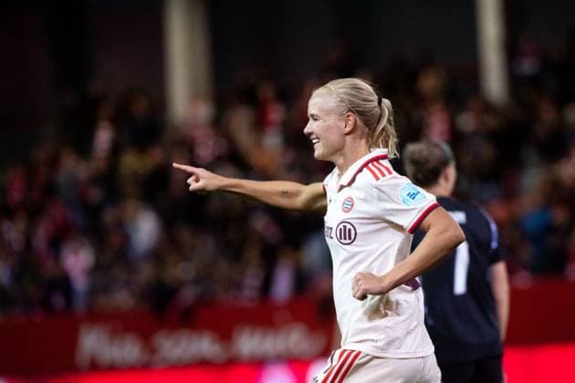 Pernille Harder FC Bayern Muenchen, 21 celebrates the goal for 5 2, GER, FC Bayern Muenchen vs Arsenal WFC, Football UEFA Women™s Champions League, Group C, Matchday 1, 2024 2025 season, 09 10 2024 GER, FC Bayern Muenchen vs Arsenal WFC, Football UEFA Women™s Champions League, Matchday 1, 2024 2025 season, 09 10 2024 Muenchen Copyright: xEibner-Pressefoto Memmlerx EP_MMR