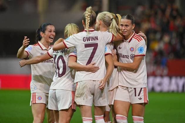 collective goal celebration around Pernile HARDER FCB after goal to 4 2, jubilation,joy,enthusiasm,action FC Bayern Muenchen FC Arsenal Womens Champions League on 09 10 2024 FC BAYERN CAMPUS